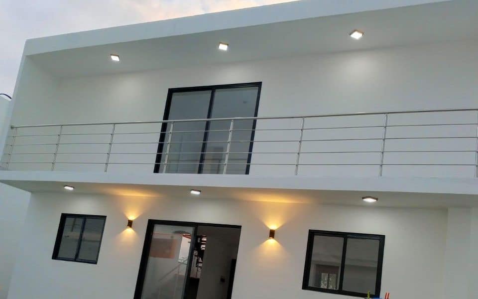 Villa Moderna de Estreno con Piscina Privada – Diseño Minimalista y Espacios Familiares